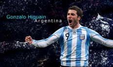 米兰体育官网-英超争冠之夜，苏亚雷斯存在感拉满，昔日传奇如何定义今日格局？