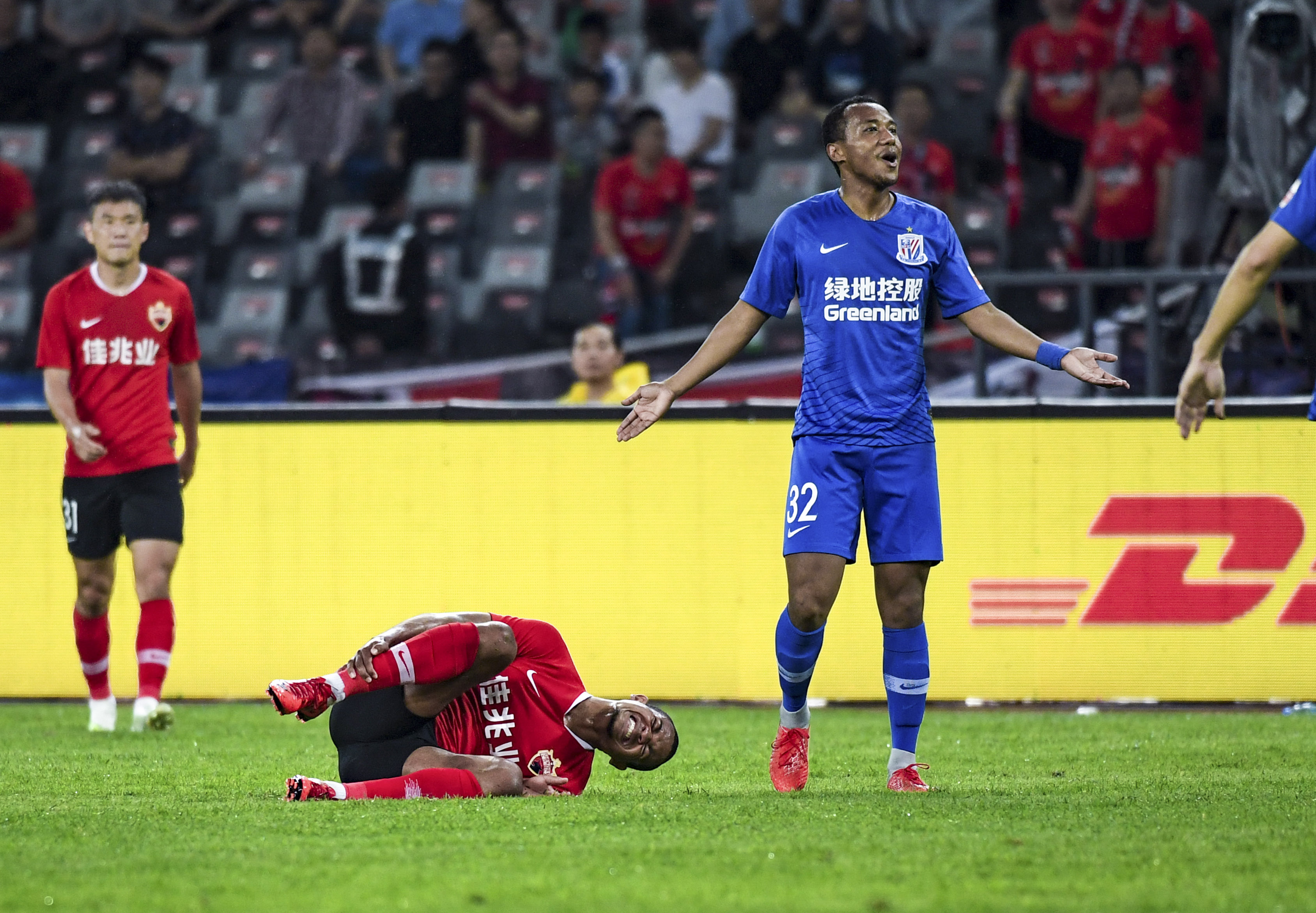 包含深圳佳兆业客场逼平上海绿地申花，积分继续追赶的词条