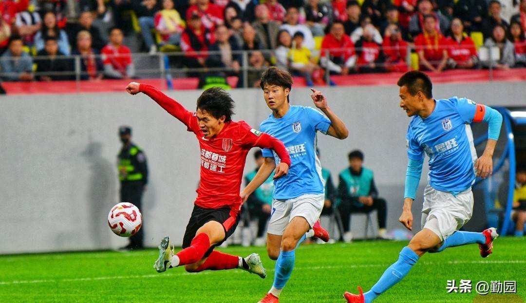 勤奋拼搏！亚冠赛场上演悍然对决