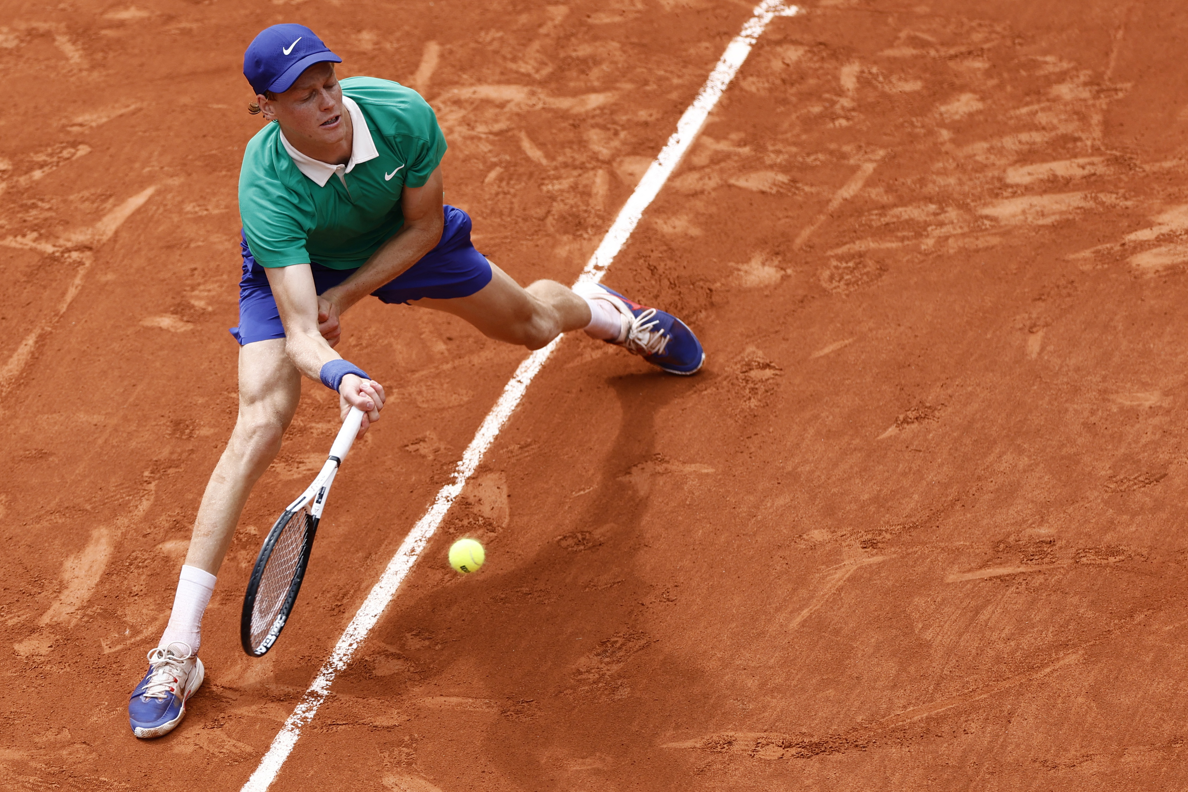 包含法网鏖战戴维斯杯，辛纳统治全场的词条