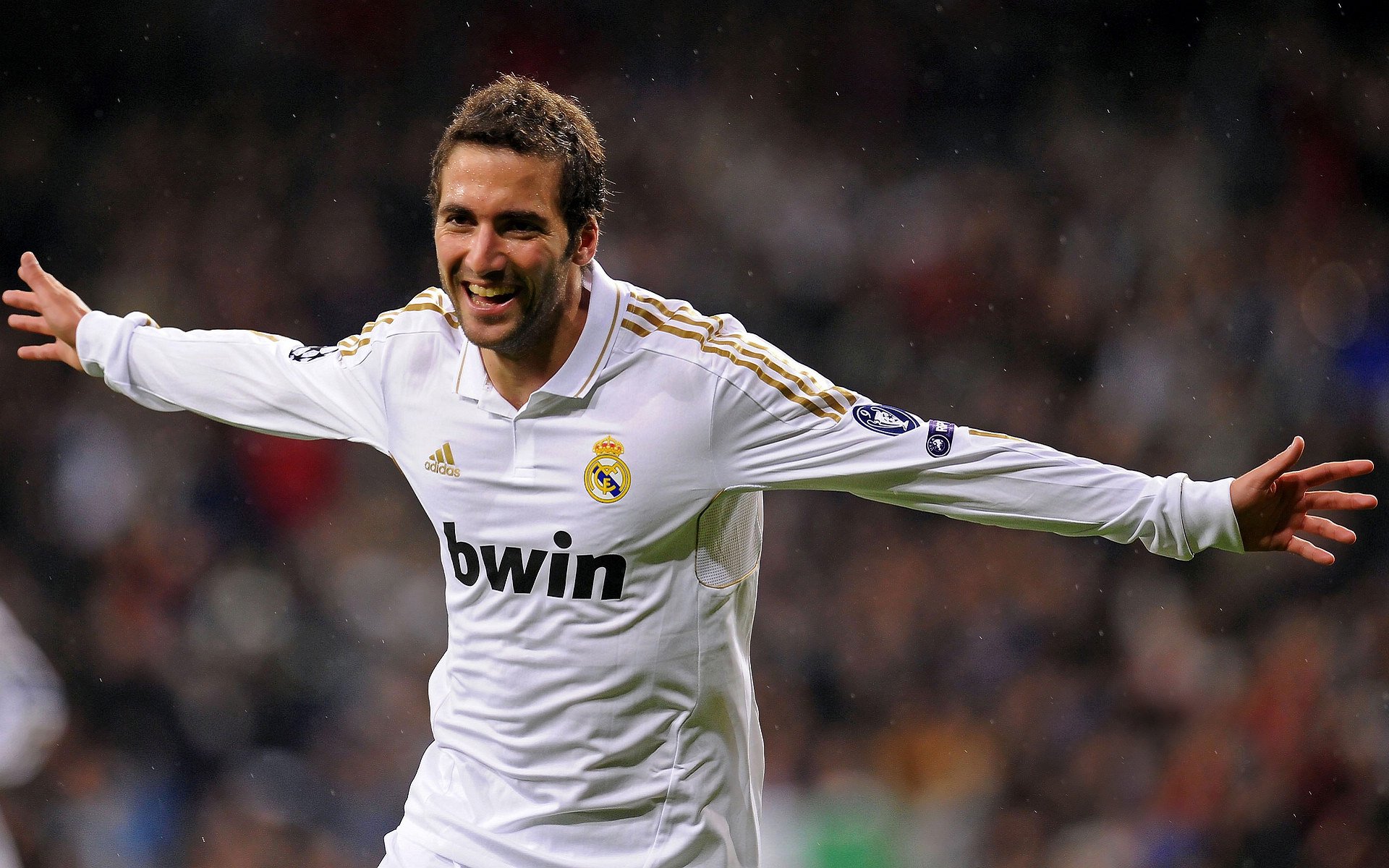 绿茵场与硬木地,双线争锋下的速度美学