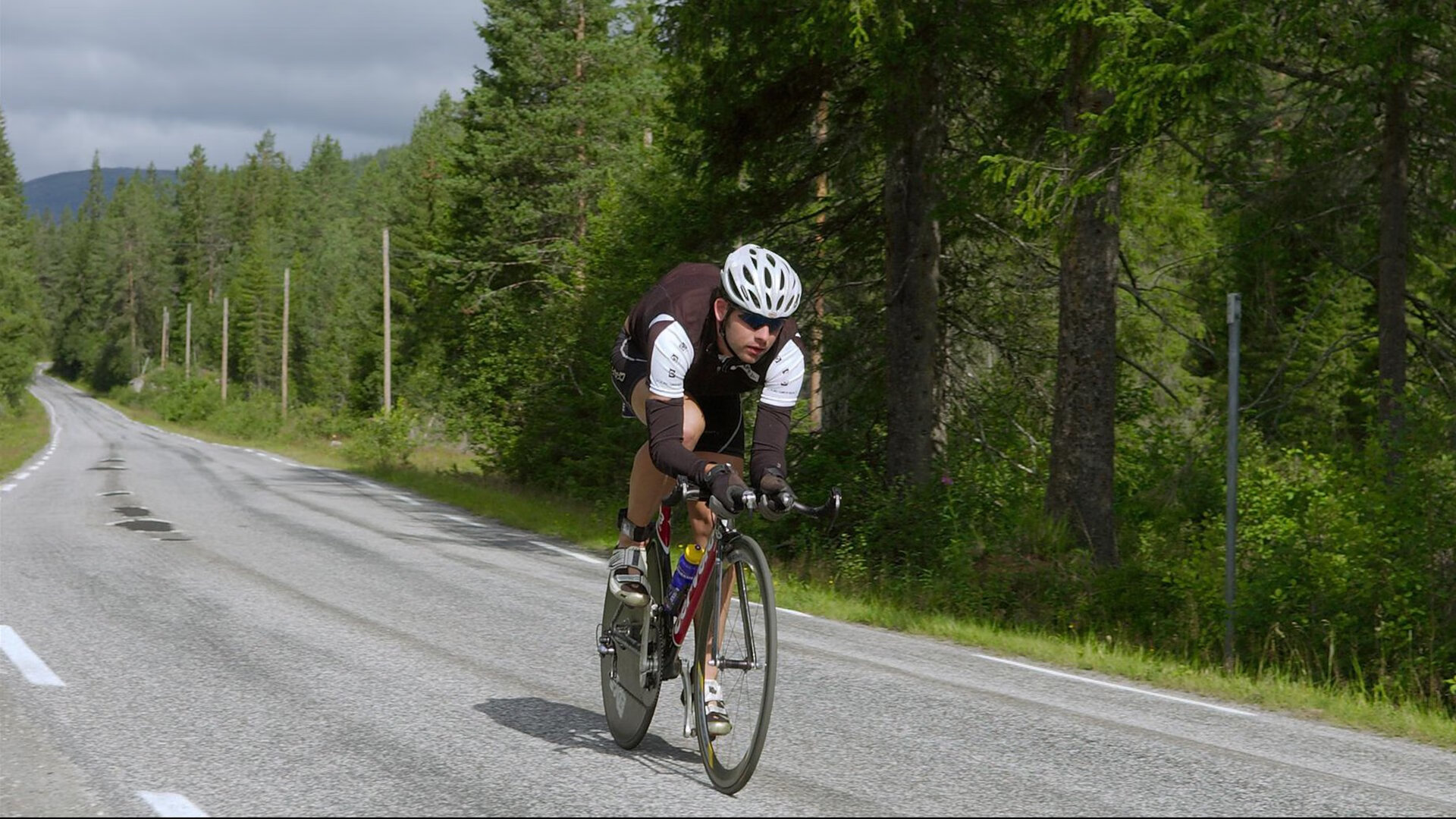 萨卡爆发引领英格兰晋级,喀麦隆逆袭过关,巴黎见证非洲足球新篇章